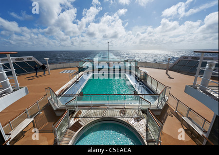 Schwimmbad am Heck des Stern Cunard Queen Mary 2 Cruise Liner. Stockfoto