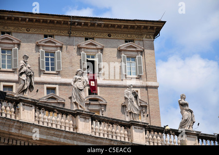 Vatikanstadt, Rom, Italien-St. Peter (St. Peter) Platz seiner Heiligkeit Papst Benedict XVI an seinem Fenster während einer Predigt Stockfoto