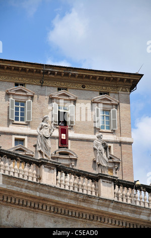 Vatikanstadt, Rom, Italien-St. Peter (St. Peter) Platz seiner Heiligkeit Papst Benedict XVI an seinem Fenster während einer Predigt Stockfoto