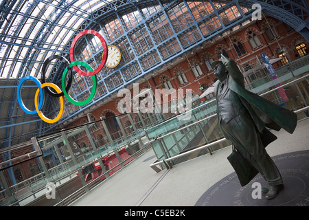 England, London, St Pancras Bahnhof Euston Road, Statue von Sir John Betjeman. Stockfoto