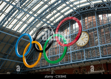 England, London, St Pancras Bahnhof Euston Road, Olympic Zeichen im Terminal. Stockfoto