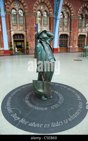 England, London, St Pancras Bahnhof Euston Road, Statue von Sir John Betjeman. Stockfoto