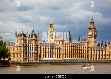 England, London, Blick über den Fluss Themse von Albert Embankment gegenüber der Houses of Parliament. Stockfoto