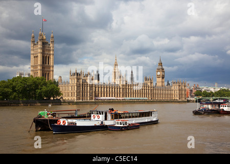 England, London, Blick über den Fluss Themse von Albert Embankment gegenüber der Houses of Parliament. Stockfoto