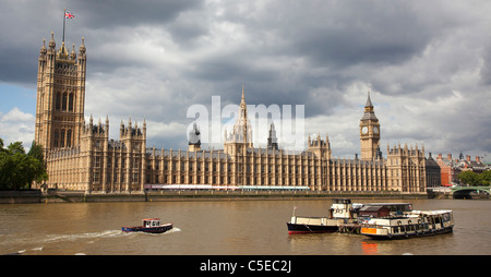 England, London, Blick über den Fluss Themse von Albert Embankment gegenüber der Houses of Parliament. Stockfoto