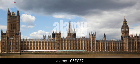 England, London, Blick über den Fluss Themse von Albert Embankment gegenüber der Houses of Parliament. Stockfoto