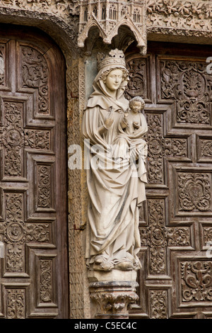 Statuen auf dem Hauptportal der Kathedrale Santa María de León. León, Spanien. Stockfoto