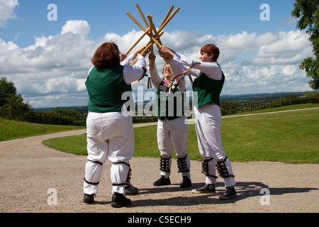 Frau Morris Dancers, Detail und Menschen, erklingt in Tutbury Castle Wochenende Tanz Derbyshire, Großbritannien Stockfoto