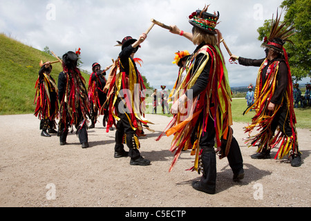 Schwarz konfrontiert Morris Dancers, Morris Dancers, Detail und Menschen, Kleidung, Tanz, Feier, Event, Draußen, Straße, Tänzer, Musik, Kostüm, Tänzer, Performance und populärer Musik, Geschichte, Männer, Morris Dancers, mehrfarbig, Musik Festival, Musiker, traditionelle Kleidung, Tanzen, traditionelle Gruppe Display durchführen bei Tutbury Castle Wochenende im Tanz Derbyshire, Großbritannien Stockfoto