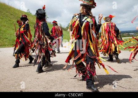 Schwarz konfrontiert Morris Dancers, Morris Dancers, Detail und Menschen, Kleidung, Tanz, Feier, Event, Draußen, Straße, Tänzer, Musik, Kostüm, Tänzer, Performance und populärer Musik, Geschichte, Männer, Morris Dancers, mehrfarbig, Musik Festival, Musiker, traditionelle Kleidung, Tanzen, traditionelle Gruppe Display durchführen bei Tutbury Castle Wochenende im Tanz Derbyshire, Großbritannien Stockfoto