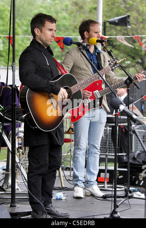 DIE ROYAL WEDDING DAY 2011, Hoosiers Bandmitglieder Irwin Sparkes (in schwarz) und Martin Skarendahl bei einem live-Konzert St James Park. Stockfoto