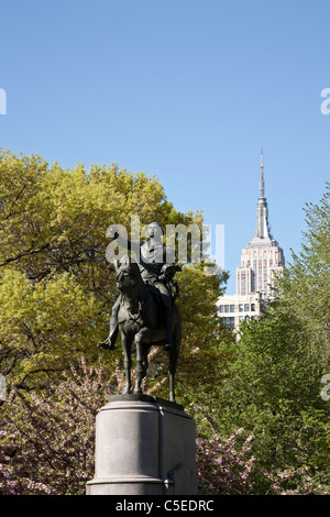 Union Square und George-Washington-Statue mit Empire State Building, New York Stockfoto