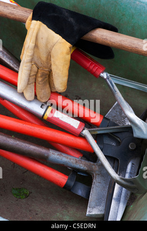 Gartengeräte in eine Schubkarre Stockfoto