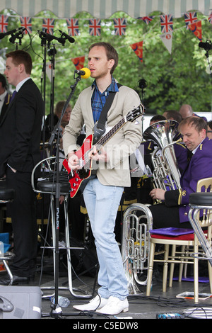 Die königliche Hochzeit Tag 2011, hier ist Gitarrist Martin Skarendahl Der Hoosiers, im St James Park, London live spielen. Stockfoto