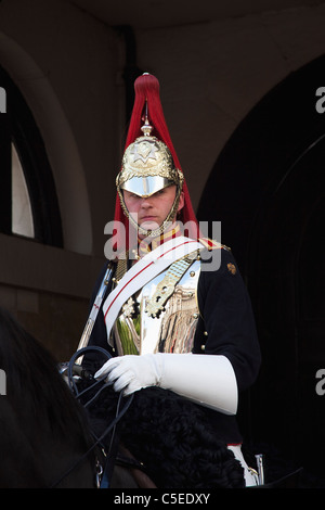 England, London, Westminster, Whitehall, Horse Guards Parade, Mitglied der Household Cavalry auf dem Pferderücken. Stockfoto