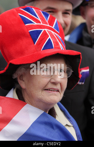 Die königliche Hochzeit Tag 2011, patriotische ältere Dame in ihre Union Jack hat früh am Tag des großen Ereignisses gekleidet. Stockfoto