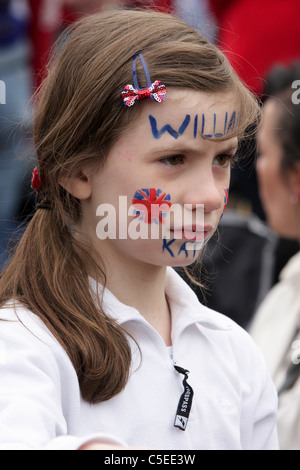 Die königliche Hochzeit Tag 2011, ein hübsches junges Mädchen mit William und Kate und auch Union Jack Gesicht Farbe im Green Park, London. Stockfoto