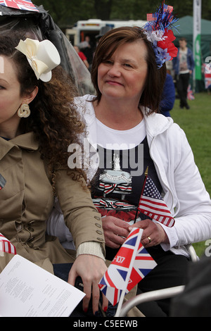 Die königliche Hochzeit Tag 2011, einer patriotischen amerikanischen Dame im Green Park, tränkt die Aufregung des Tages unter Royal Fans. Stockfoto