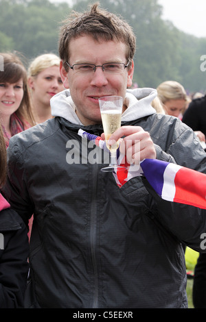 Die königliche Hochzeit Tag 2011, ein junger weißer Mann sein Glas Toast die Hochzeit von Cathrine Middleton und Prinz William zu den Erhöhungen. Stockfoto