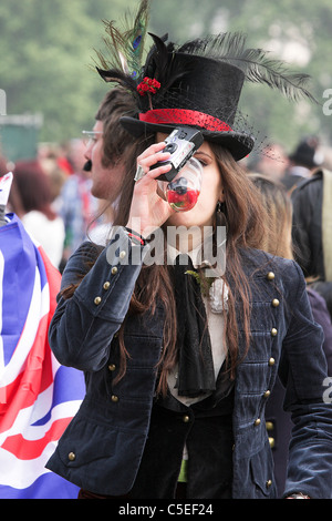 Die königliche Hochzeit Tag 20011, junge weibliche Nachtschwärmer genießt einen schnellen Drink und genießen Sie die fröhliche Atmosphäre in den Hyde Park. Stockfoto