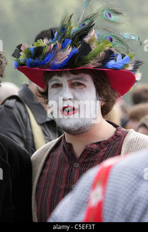 Die königliche Hochzeit Tag 2011, eine von Tausenden feiernden im Hyde Park, seine unverwechselbare hat aus der Masse heraussticht. Stockfoto