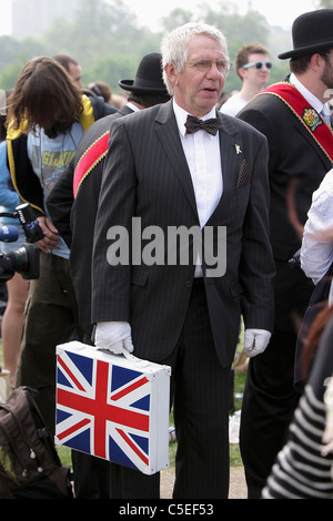 Die königliche Hochzeit Tag 2011, patriotische Nachtschwärmer in Schwarz und Weiß und mit einem Union Jack Aktentasche gekleidet. Stockfoto