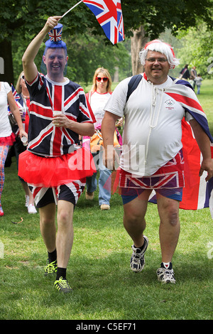 Die königliche Hochzeit Tag 2011, glücklichen Gruppe von Nachtschwärmer im Hyde Park auf dem Weg zum großen TV-Bildschirmen im Hyde Park. Stockfoto