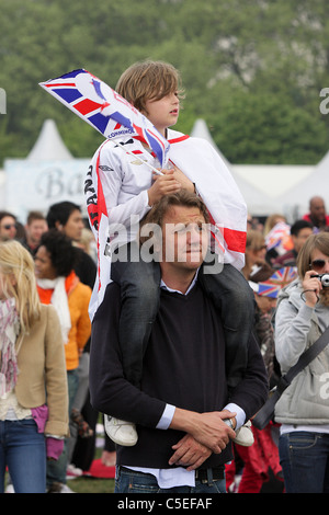 Die königliche Hochzeit Tag 2011, ein Junge sitzt auf seinem Väter Schultern eine bessere Sicht auf die Medien Bildschirme im Hyde Park zu gewinnen. Stockfoto