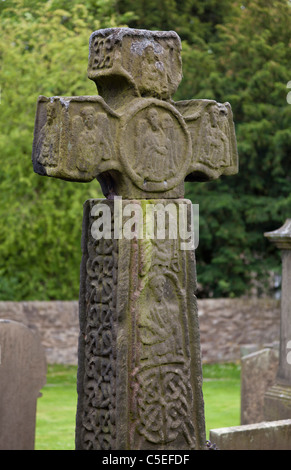 Eyam Village Derbyshire St. Lawrence Church Angelsachsen (Mercian) Kreuz im Kirchhof Eyam Dorf Derbyshire National Park England GB Europa Stockfoto