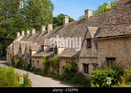 Cotswold Village of Bibury Arlington Row Weberhäuser Bibury gloucestershire Cotswolds England GB Europa Stockfoto