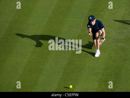 Balljungen in Aktion auf Platz 1 in den 2011 Wimbledon Tennis Championships Stockfoto