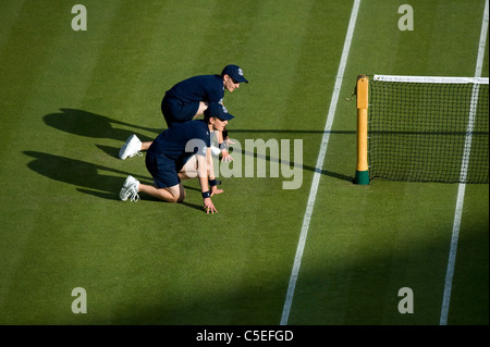 Balljungen in Aktion auf Platz 1 in den 2011 Wimbledon Tennis Championships Stockfoto