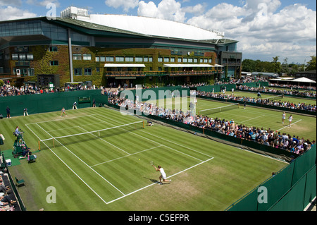 Ansicht des Spiels auf Plätzen 4 und 5 mit Centre Court in den Rücken Boden, während der 2011 Wimbledon Tennis Championships Stockfoto