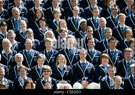 Schiedsrichter und Linie beurteilen Gruppenbild auf dem Centrecourt während der 2011 Wimbledon Tennis Championships Stockfoto