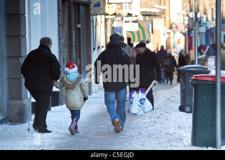 Fußgänger zu Fuß vorsichtig auf Bürgersteigen im winter Stockfoto