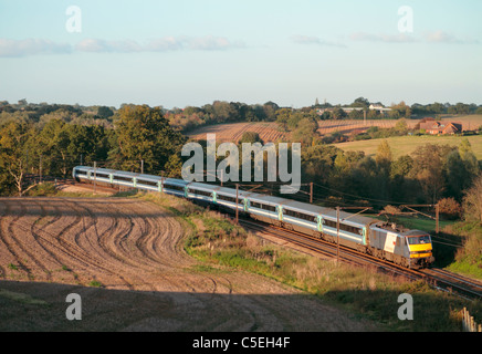 Eine Klasse 90 AC Elektrolokomotive Reihe 90003 Arbeiten eine größere Anglia service Brantham am 25. Oktober 2010. Stockfoto