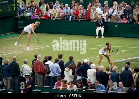 Spielen ein Match Jocelyn Rae (GBR) und Heather Watson (GBR) auf Platz 5 während der 2011 Wimbledon Tennis Championships Stockfoto