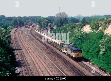 Eine Klasse 56 Diesellok Reihe mit einer geladenen Redland selbst am Bahnhof Cholsey am 16. Mai 1992 Entlastung 56065 gegen Osten. Stockfoto