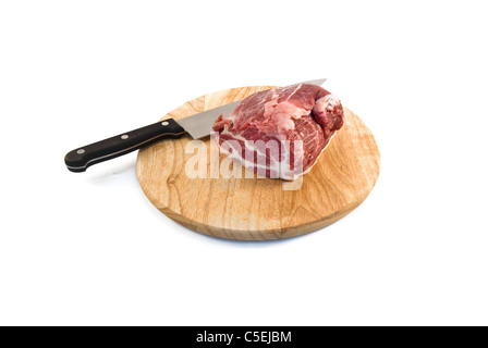 Das Stück rohes Fleisch wird auf einem weißen Hintergrund isoliert Stockfoto