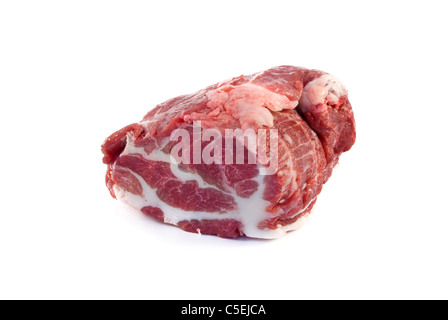 Das Stück rohes Fleisch wird auf einem weißen Hintergrund isoliert Stockfoto