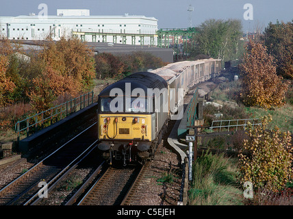 56050 mit einem umgeleiteten geladen Stein Zug an Acton Wells Kreuzung. 5. November 1992 Stockfoto
