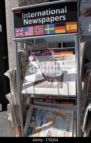 Zeitungskiosk mit internationalen Zeitungen in Kopenhagen, Dänemark Stockfoto