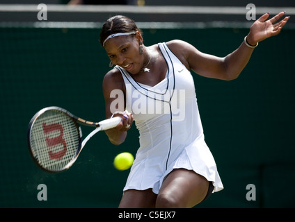 Serena Williams (USA) in Aktion während der 2011 Wimbledon Tennis Championships Stockfoto