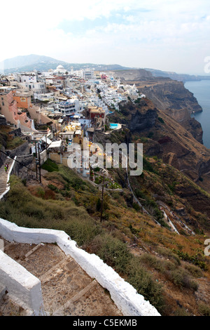 Thira, Santorini, griechische Insel, Griechenland, Europa Treppe führt in die Stadt mit weiß gewaschen Häuser und Gebäude Stockfoto