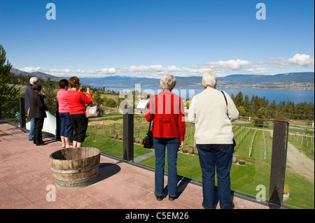 Eine Reisegruppe genießen Sie die Aussicht über Okanagan See von Summerhill Pyramid Weingut, Kelowna, Kanada Stockfoto