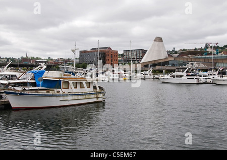 Blick auf die Tacoma Glasmuseum und umliegende Skyline vom Wasser aus. Stockfoto