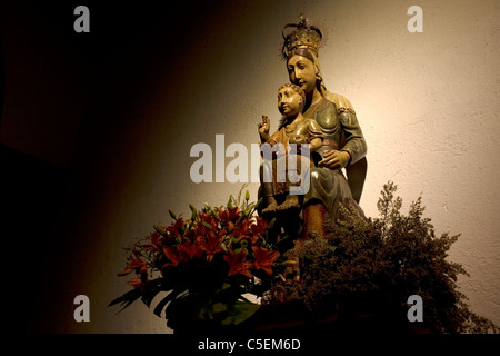 Die Santa Maria la Real Skulptur in der Kirche von O Cebreiro Dorf, in der französische Weg von St. James Weg, Galicien, Spanien. Stockfoto