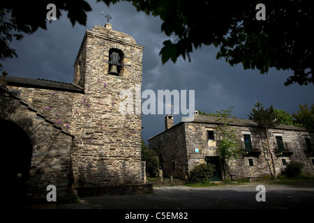 Santa Maria la Real Kirche in O Cebreiro, einem kleinen Dorf in der französische Weg von St. James Weg, Galicien, Spanien Stockfoto