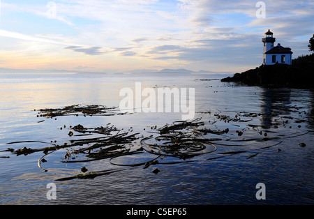 Leuchtturm auf Küste von San Juan Island Puget Sound bei Sonnenuntergang Stockfoto