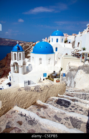 Oia, Santorini, griechische Insel, Griechenland, Europa. Legendären blauen Kuppel, gewölbte typischen weißen gewaschenen Kirchenmauern & Kreuz an der Spitze Stockfoto